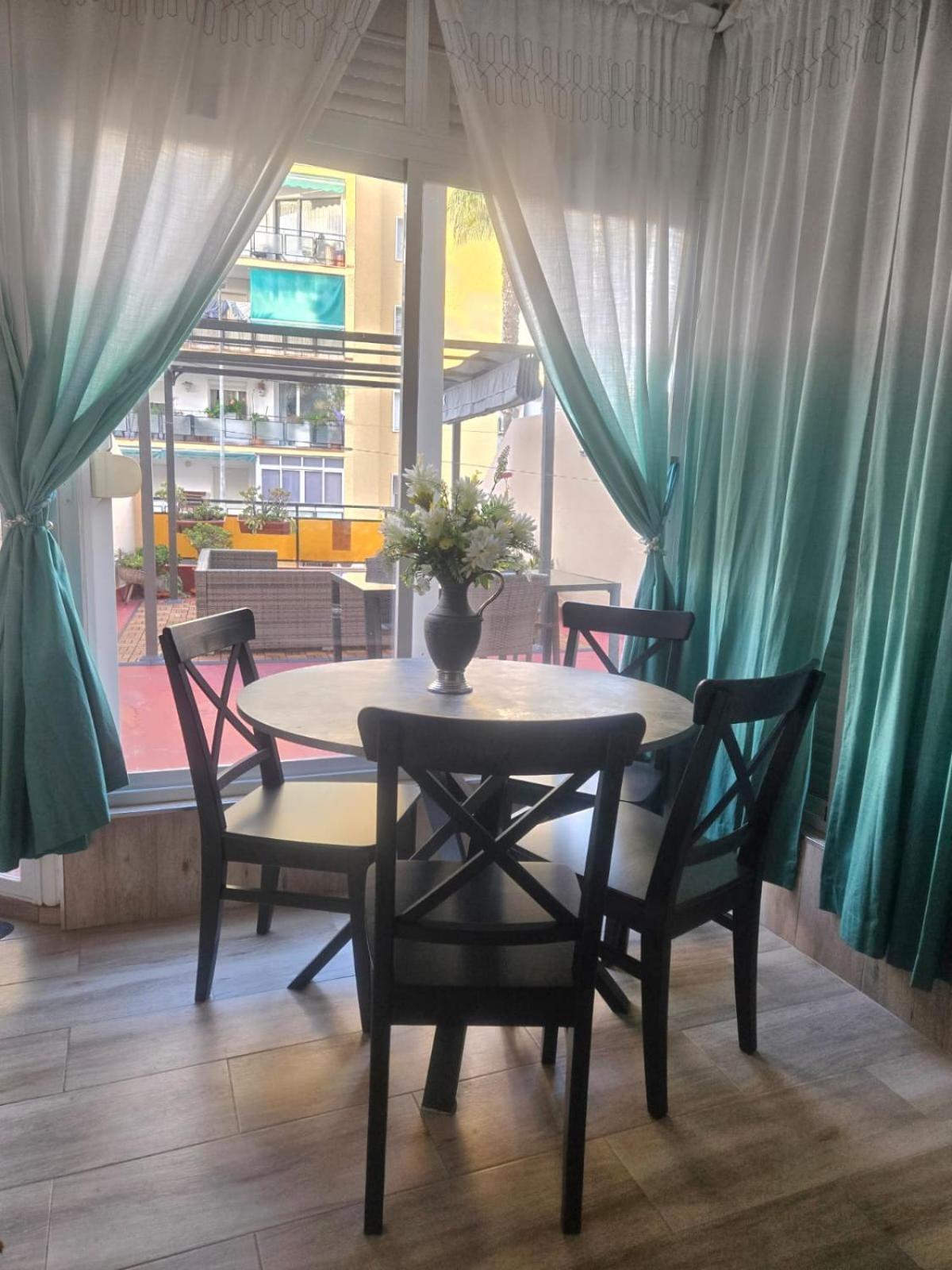 City Central Apartment With Large Patio By Namaste Elite 토레몰리노스 외부 사진